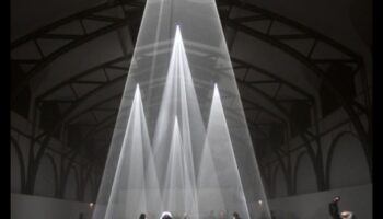 Linii și luminescență: fotografie arhitecturală strălucire în pixeli