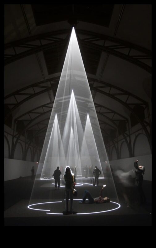 Linii și luminescență: fotografie arhitecturală strălucire în pixeli